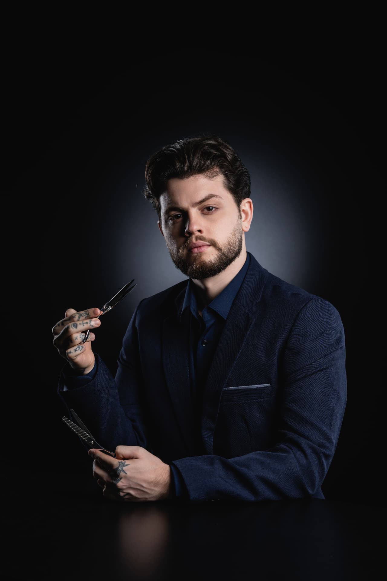 Mateus Mattos segurando tesouras de barbeiro